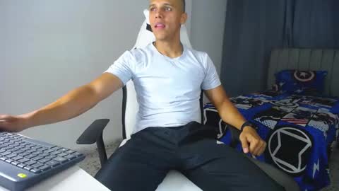 Snapshot of davisito7 chatting on 02-20-25, 04:07 David Angel online show from 02-20-25, 04:07