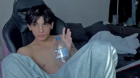 Snapshot of davisross chatting on 12-05-24, 08:33 davis online show from 12-05-24, 08:33