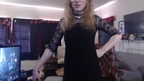 Snapshot of deadpuddle chatting on 02-10-26, 07:29 Sophie Warren online show from 02-10-26, 07:29