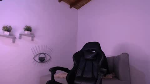 Snapshot of deivy_gram chatting on 02-13-25, 11:50  DEIVY  online show from 02-13-25, 11:50