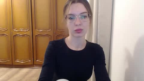 Snapshot of delightaurora chatting on 11-18-25, 06:29 Aurora online show from 11-18-25, 06:29