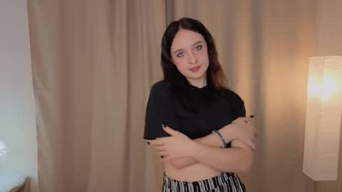 Snapshot of delphacollier chatting on 11-04-25, 04:22 Emilia online show from 11-04-25, 04:22