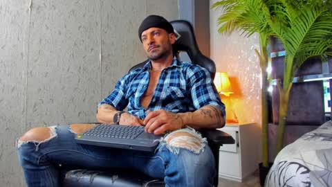 Snapshot of dennis_cox_ chatting on 02-05-25, 01:11 dennis_cox_ online show from 02-05-25, 01:11