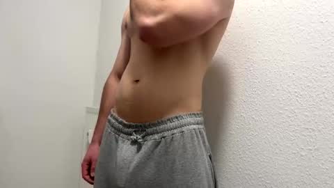 Snapshot of dertom_xxx chatting on 11-24-25, 05:18 Tom online show from 11-24-25, 05:18