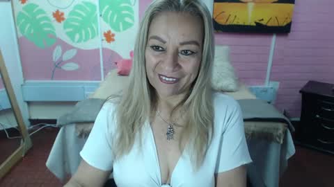 Snapshot of desire_latin chatting on 01-14-25, 03:47 VALERIA online show from 01-14-25, 03:47