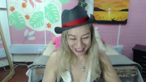 Snapshot of desire_latin chatting on 01-22-25, 04:23 VALERIA online show from 01-22-25, 04:23