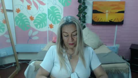Snapshot of desire_latin chatting on 09-19-25, 05:13 VALERIA online show from 09-19-25, 05:13
