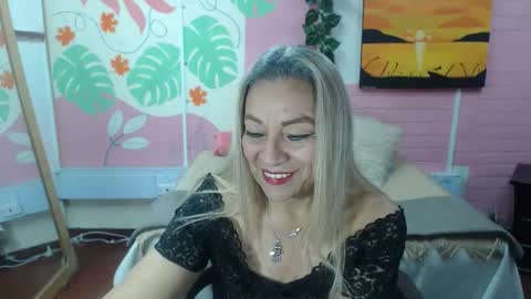 Snapshot of desire_latin chatting on 10-14-25, 03:35 VALERIA online show from 10-14-25, 03:35