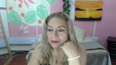 Snapshot of desire_latin chatting on 11-18-25, 03:38 VALERIA online show from 11-18-25, 03:38