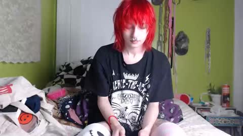 Snapshot of devilg1rl chatting on 12-17-25, 01:11 poutyangel online show from 12-17-25, 01:11