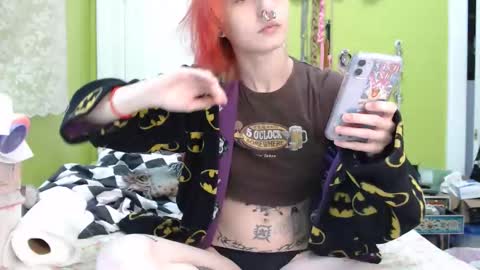 Snapshot of devilg1rl chatting on 01-15-26, 09:29 poutyangel online show from 01-15-26, 09:29