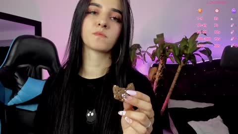 Snapshot of devlin_violet__ chatting on 01-17-25, 06:15 PaulaInsta paulacastellanos 1Pvt open online show from 01-17-25, 06:15