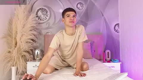 dilan_femboy_ online show from 08-04-26, 02:30