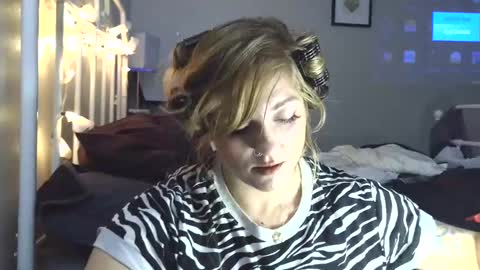 Snapshot of dirtydaisy1998 chatting on 12-31-24, 04:04 Daisy Wylde online show from 12-31-24, 04:04