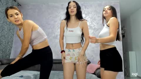 Gyna    Josie    online show from 09-14-25, 11:15