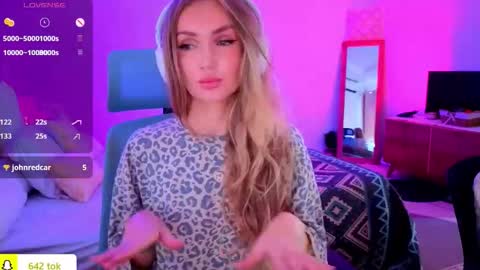 Snapshot of disney__princess chatting on 10-23-25, 03:28 JASMINE online show from 10-23-25, 03:28