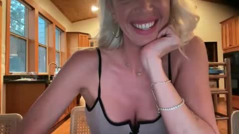 Snapshot of dixieinthewilde chatting on 09-21-25, 01:18 dixieinthewilde online show from 09-21-25, 01:18