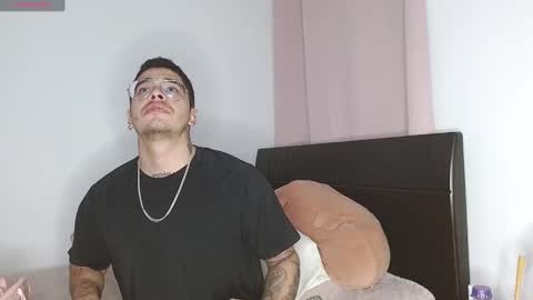 Auro and Santiago online show from 01-11-25, 03:23