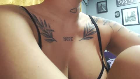 Snapshot of doll_and_thebrown chatting on 10-21-25, 12:44 doll_and_thebrown online show from 10-21-25, 12:44