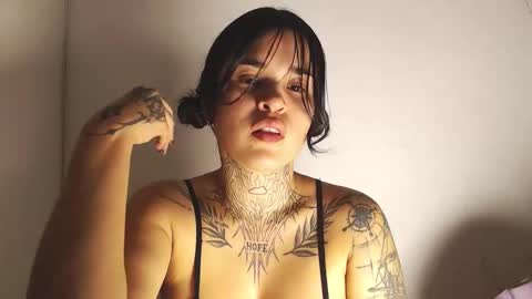 Snapshot of doll_and_thebrown chatting on 12-17-25, 01:22 doll_and_thebrown online show from 12-17-25, 01:22