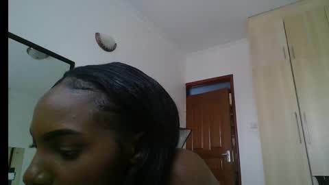 Snapshot of dolldol18 chatting on 02-27-25, 11:20 Doll online show from 02-27-25, 11:20