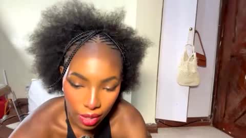 Snapshot of dolldol18 chatting on 10-25-25, 02:13 Doll online show from 10-25-25, 02:13