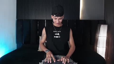 Dominic online show from 11-12-25, 12:44