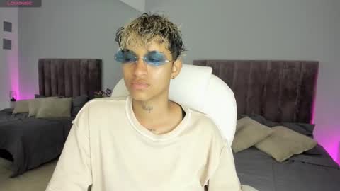 Snapshot of dominick_joness chatting on 01-19-25, 01:33 Dominick  online show from 01-19-25, 01:33