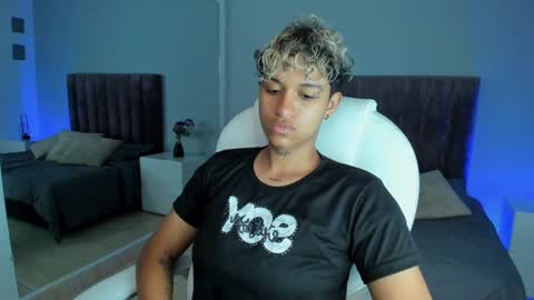 Snapshot of dominick_joness chatting on 01-26-25, 01:25 Dominick  online show from 01-26-25, 01:25