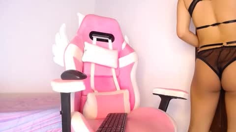 Snapshot of dominika_angel chatting on 10-20-25, 01:06   online show from 10-20-25, 01:06