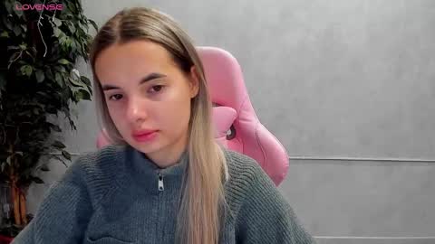 Snapshot of donnaaa_evans chatting on 03-11-25, 12:00 Donna On GMT2 Mon-Fri 3-9 AM online show from 03-11-25, 12:00