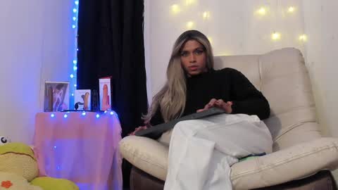 Nicolle online show from 01-04-25, 02:25