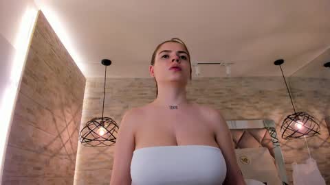 Snapshot of dorothy_vegga chatting on 02-14-25, 12:41 DOROTHY online show from 02-14-25, 12:41