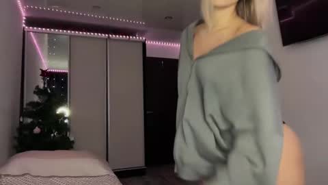 Snapshot of doublesees chatting on 12-21-24, 02:52 MOLLYYYY dont forget to give me a thumb up online show from 12-21-24, 02:52