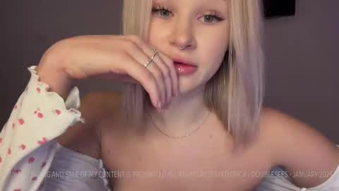 Snapshot of doublesees chatting on 01-19-25, 10:06 MOLLYYYY dont forget to give me a thumb up online show from 01-19-25, 10:06