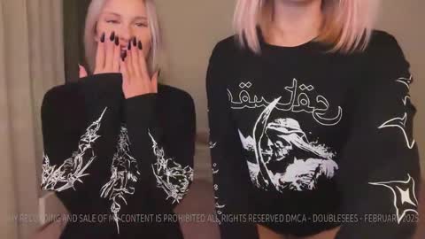 Snapshot of doublesees chatting on 03-12-25, 02:01 MOLLYYYY dont forget to give me a thumb up online show from 03-12-25, 02:01