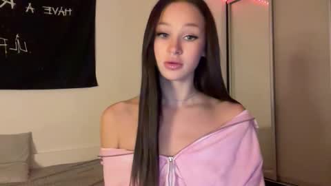 Snapshot of doublesees chatting on 10-10-25, 01:32 MOLLYYYY dont forget to give me a thumb up online show from 10-10-25, 01:32