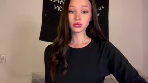 Snapshot of doublesees chatting on 10-17-25, 01:03 MOLLYYYY dont forget to give me a thumb up online show from 10-17-25, 01:03