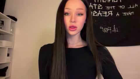 Snapshot of doublesees chatting on 10-21-25, 02:12 MOLLYYYY dont forget to give me a thumb up online show from 10-21-25, 02:12