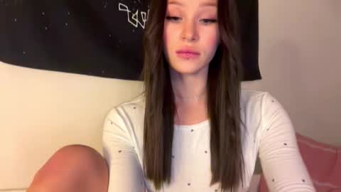 Snapshot of doublesees chatting on 10-28-25, 06:21 MOLLYYYY dont forget to give me a thumb up online show from 10-28-25, 06:21