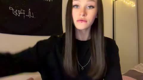 Snapshot of doublesees chatting on 10-31-25, 12:17 MOLLYYYY dont forget to give me a thumb up online show from 10-31-25, 12:17