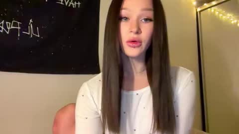 Snapshot of doublesees chatting on 11-03-25, 01:34 MOLLYYYY dont forget to give me a thumb up online show from 11-03-25, 01:34