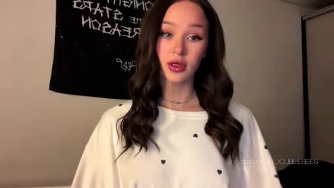 Snapshot of doublesees chatting on 11-18-25, 11:58 MOLLYYYY dont forget to give me a thumb up online show from 11-18-25, 11:58