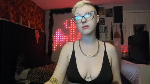 Snapshot of dreagentry chatting on 12-04-24, 05:05 Your Majesty online show from 12-04-24, 05:05