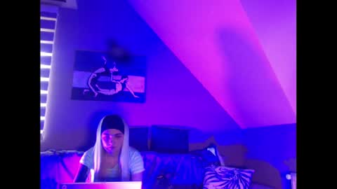 A girl online show from 01-28-25, 07:43