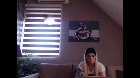 A girl online show from 02-19-25, 08:22