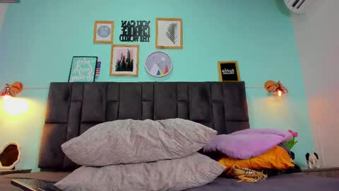 Snapshot of dulceaurora_ chatting on 02-20-25, 02:51 DULCE AURORA online show from 02-20-25, 02:51