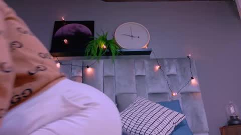 Snapshot of dulceaurora_ chatting on 10-14-25, 02:45 DULCE AURORA online show from 10-14-25, 02:45