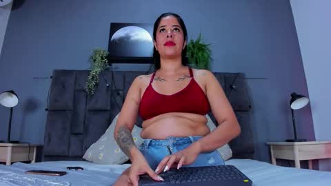 Snapshot of dulceaurora_ chatting on 12-15-25, 01:32 DULCE AURORA online show from 12-15-25, 01:32