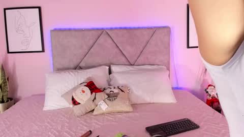 Dulcee Garcia online show from 12-17-25, 04:07